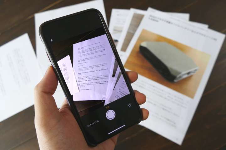 スマホで説明書を撮影している様子