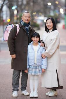 祖父母と孫（ランドセルの女の子）