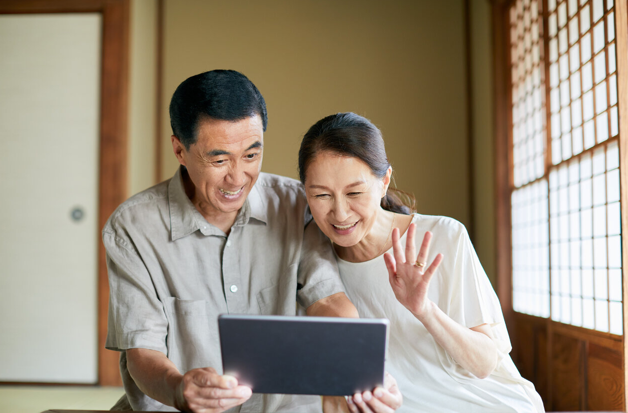 タブレットを見る祖父母