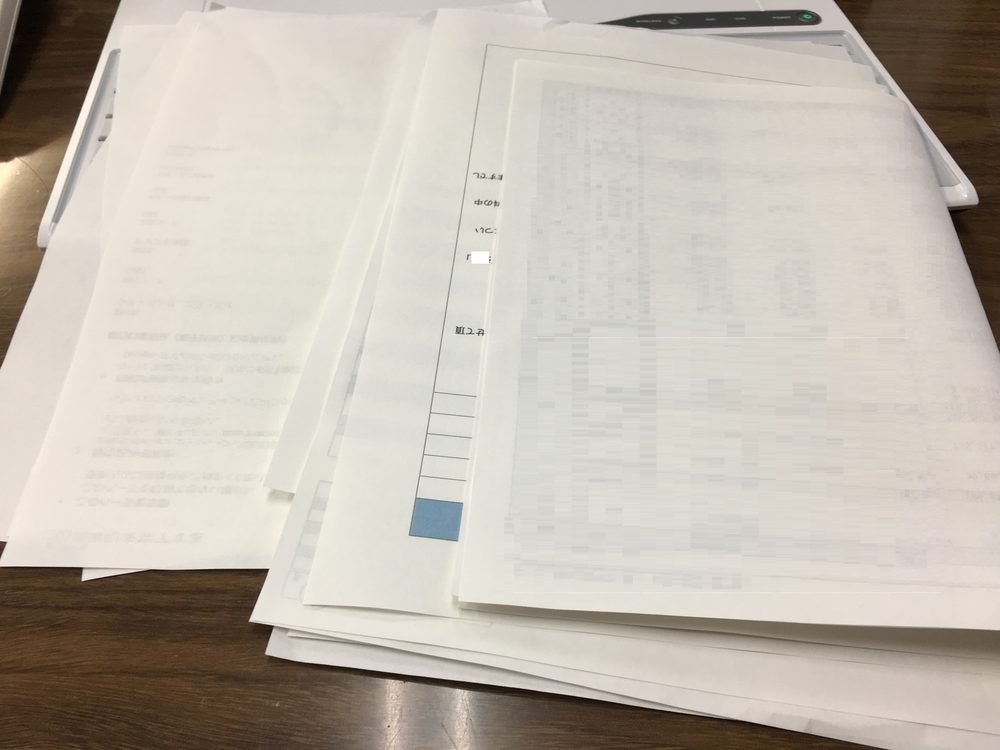 デスクに積まれた仕事の書類